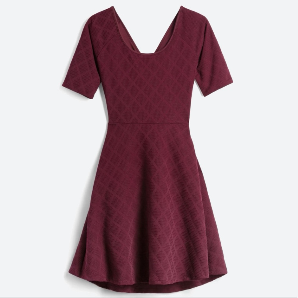 Open cross back dress. Maroon.